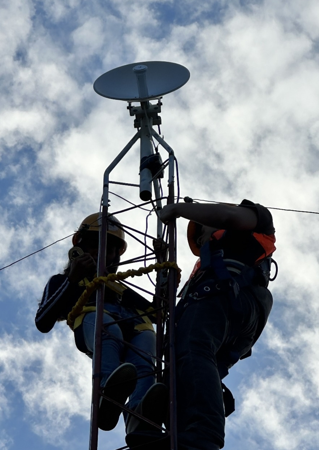 Estudiantes de INTEL instalando antena